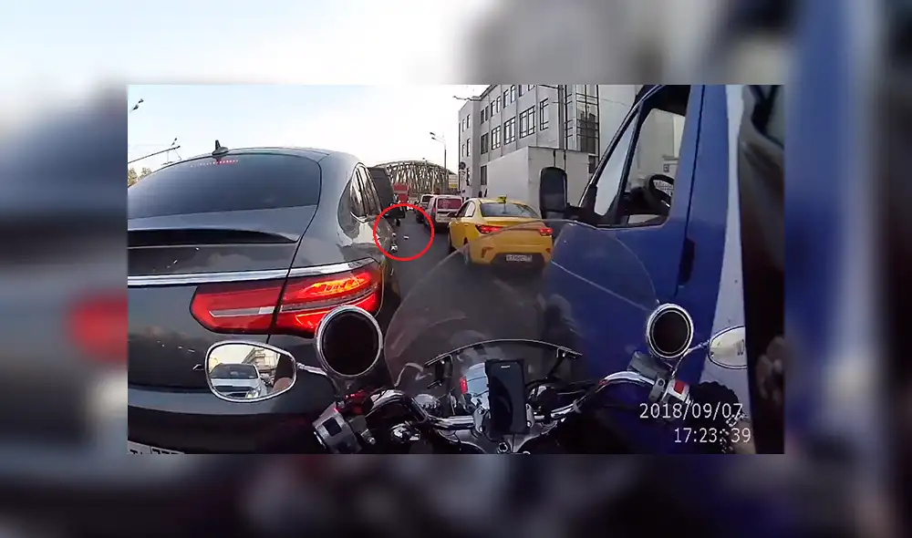 Facebook: arrojó basura desde su auto y motociclista le da una lección [VIDEO]