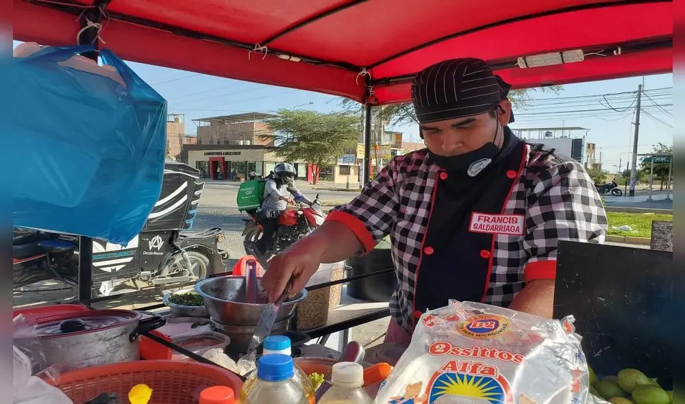 Desde hace más de 2 años, joven se dedica a la venta de este plato bandera de manera itinerante. Foto: Almendra Ruesta.