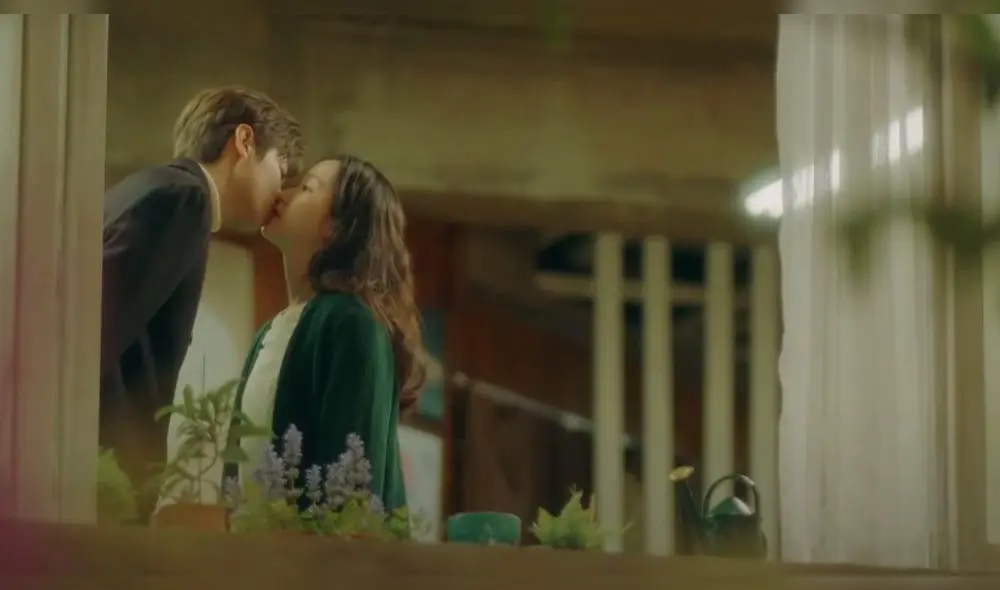 Desliza para ver más fotos de Lee Min Ho y Kim Go Eun en The king: Eternal monarch.