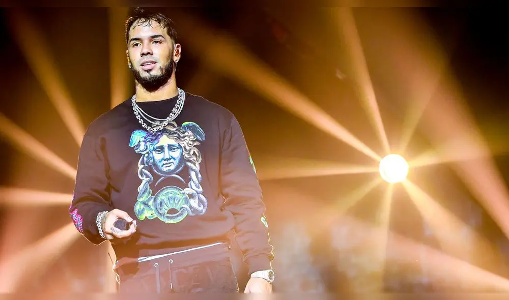 Anuel AA habla de humildad rodeado de autos de lujo Anuel AA habla de humildad rodeado de autos de lujo