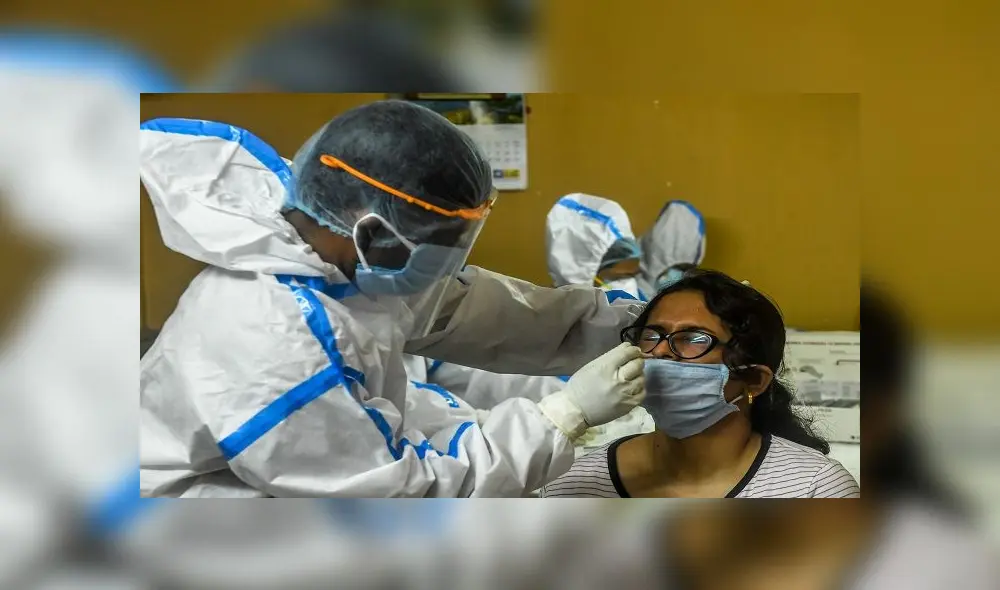 A health worker collects a swab sample from a resident of a housing society for COVID-19 coronavirus test during a door-to-door testing programme in Kolkata on August 23, 2020. (Photo by Dibyangshu SARKAR / AFP) A health worker collects a swab sample from a resident of a housing society for COVID-19 coronavirus test during a door-to-door testing programme in Kolkata on August 23, 2020. (Photo by Dibyangshu SARKAR / AFP)