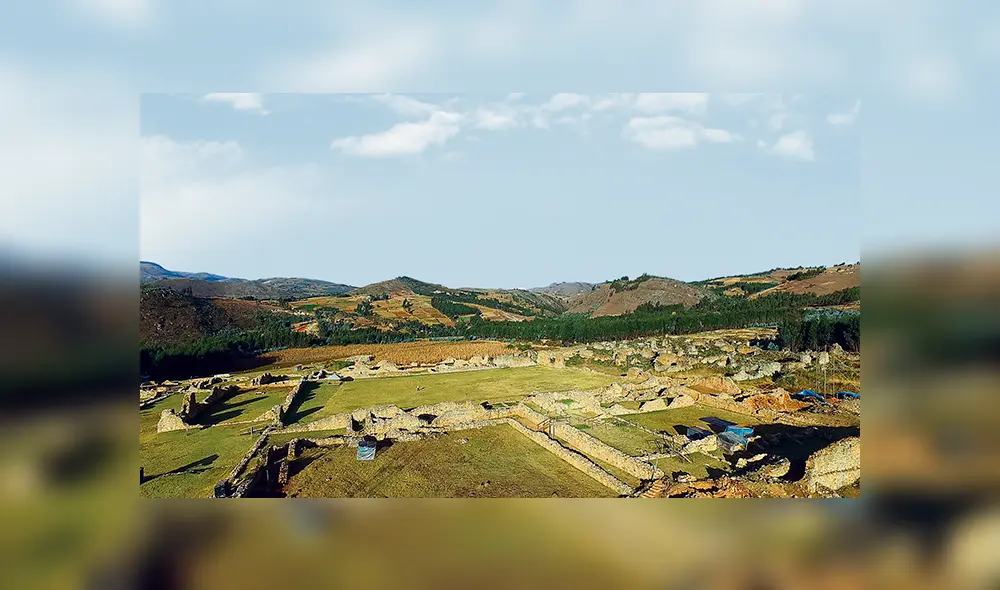 Ciudad de Piedra. Uno de los sectores de Wiraqochapampa donde se puede ver su monumentalidad. Ciudad de Piedra. Uno de los sectores de Wiraqochapampa donde se puede ver su monumentalidad.