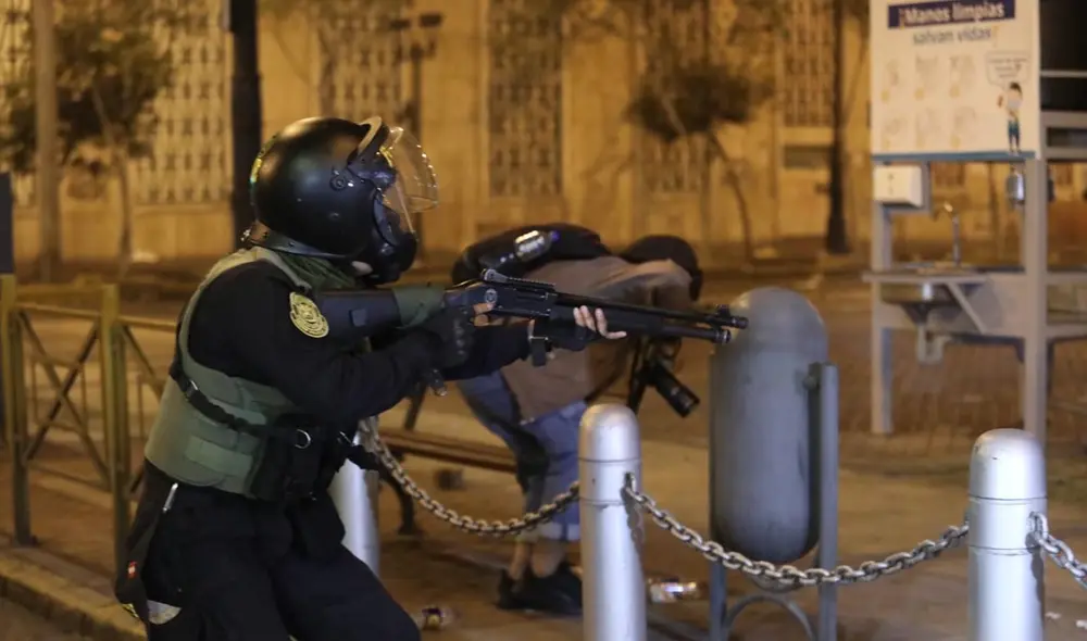 PNP reprimió a manifestantes que se ubicaron en inmediaciones de plaza San Martín. Foto: Jorge Cerdán/La República