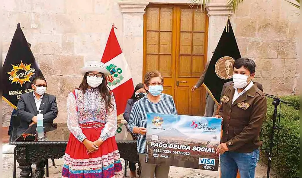 DEUDA SOCIAL. Ayer se hizo entrega simbólica de cheques. DEUDA SOCIAL. Ayer se hizo entrega simbólica de cheques.