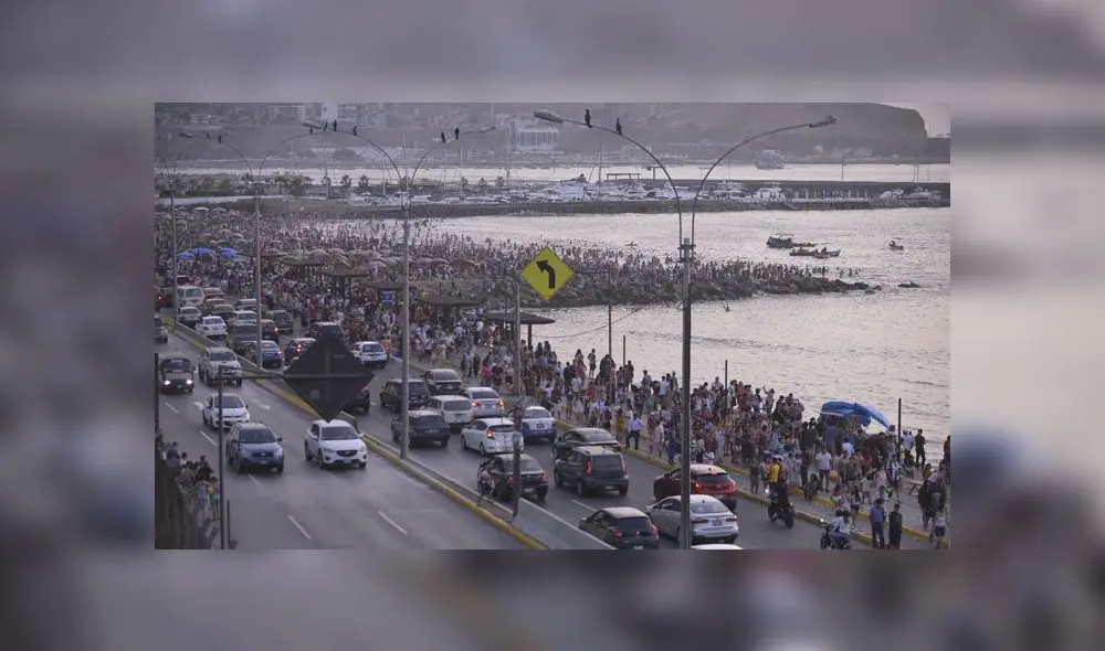 Algunas personas aseguraron que se demoraron en cruzar el puente hasta una hora. (Foto: Javier Quispe / La República) Algunas personas aseguraron que se demoraron en cruzar el puente hasta una hora. (Foto: Javier Quispe / La República)
