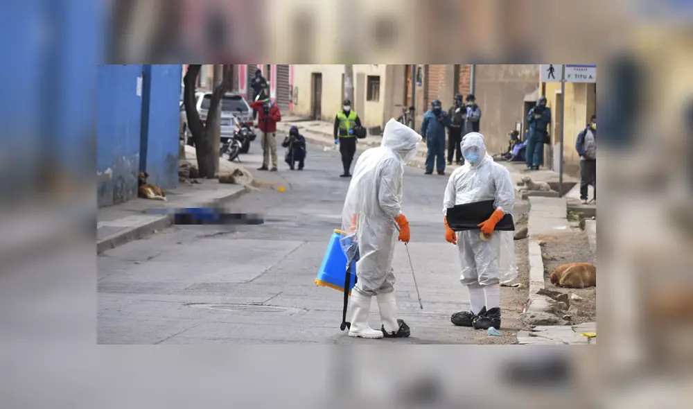 "El hombre falleció en la mañana y, como no vienen a recogerlo, los inquilinos sacaron el cuerpo a la calle", señaló el dirigente del barrio Distrito 6, al sur de la ciudad. Foto: AP