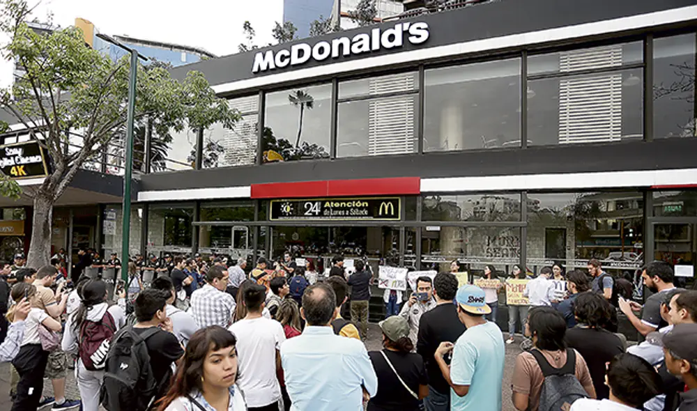 La indignación por los hechos ocurridos en un local de McDonald's de Pueblo Libre crece cada día. Ayer, docenas de jóvenes exigieron a la cadena de comida dar explicaciones. La indignación por los hechos ocurridos en un local de McDonald's de Pueblo Libre crece cada día. Ayer, docenas de jóvenes exigieron a la cadena de comida dar explicaciones.