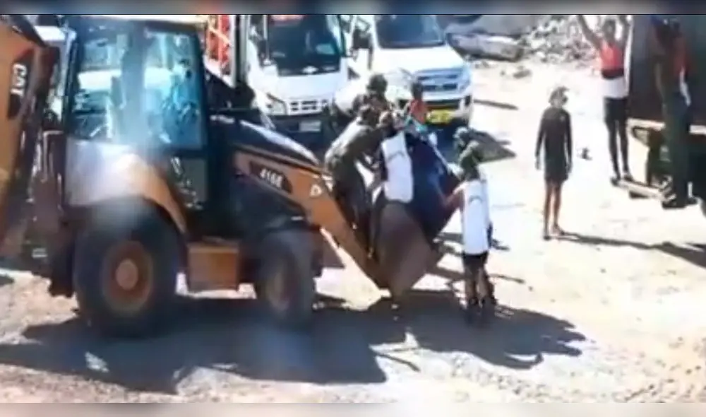 Ecuador declara emergencia en Galápagos por derrame de combustible al hundirse barcaza. Foto: Captura. Ecuador declara emergencia en Galápagos por derrame de combustible al hundirse barcaza. Foto: Captura.