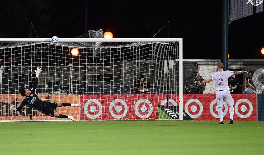 En la tanda de penales, el segundo jugador de Los Angeles impactó su remate en el travesaño del arco defendido por Gallese. Foto: AFP. En la tanda de penales, el segundo jugador de Los Angeles impactó su remate en el travesaño del arco defendido por Gallese. Foto: AFP.