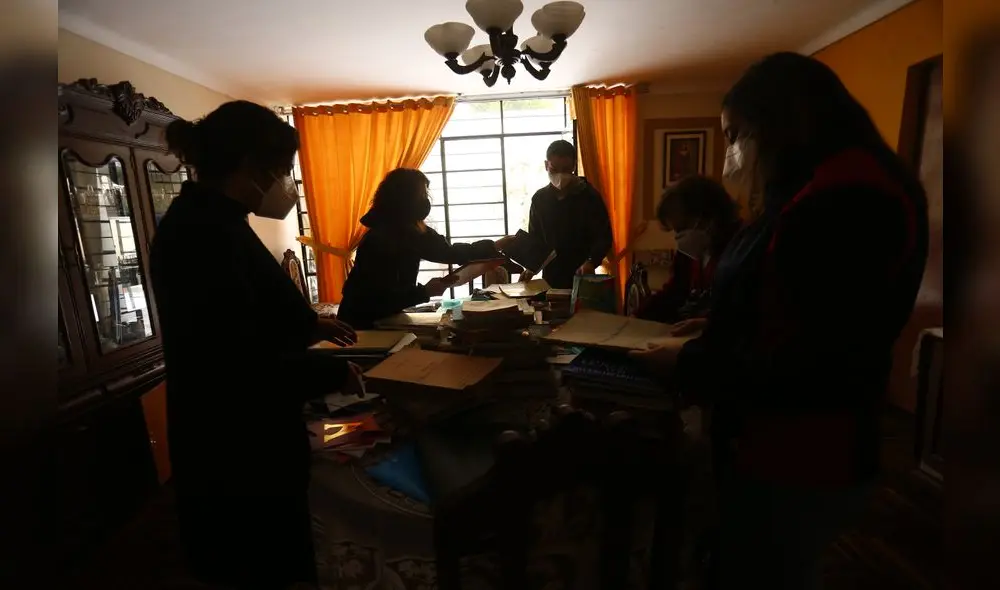 La familia y Exebio inmersos en la ruma de documentos del difunto. Crédito: Flavio Matos La familia y Exebio inmersos en la ruma de documentos del difunto. Crédito: Flavio Matos