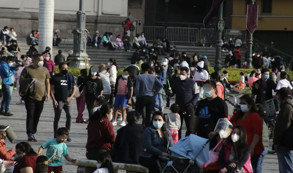 Ciudadanos realizaron varias actividades en el centro de la ciudad, pero algunos olvidaron protegerse. Foto: John Reyes / La República Ciudadanos realizaron varias actividades en el centro de la ciudad, pero algunos olvidaron protegerse. Foto: John Reyes / La República
