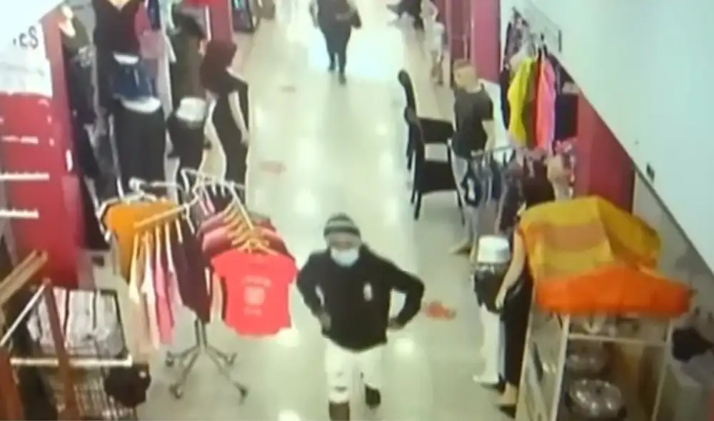 Ingreso de criminal a galería fue captado por las cámaras de seguridad. Foto: captura de TV Perú Noticias Ingreso de criminal a galería fue captado por las cámaras de seguridad. Foto: captura de TV Perú Noticias