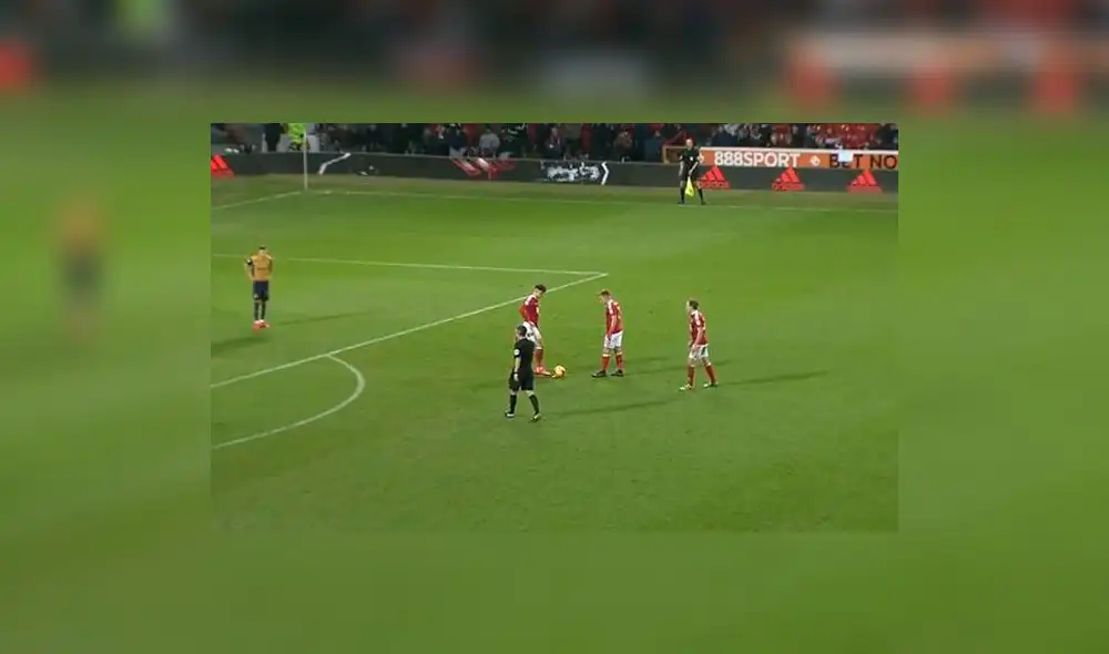 En YouTube, tiro libre de espaldas al arco termina en un gol fantástico