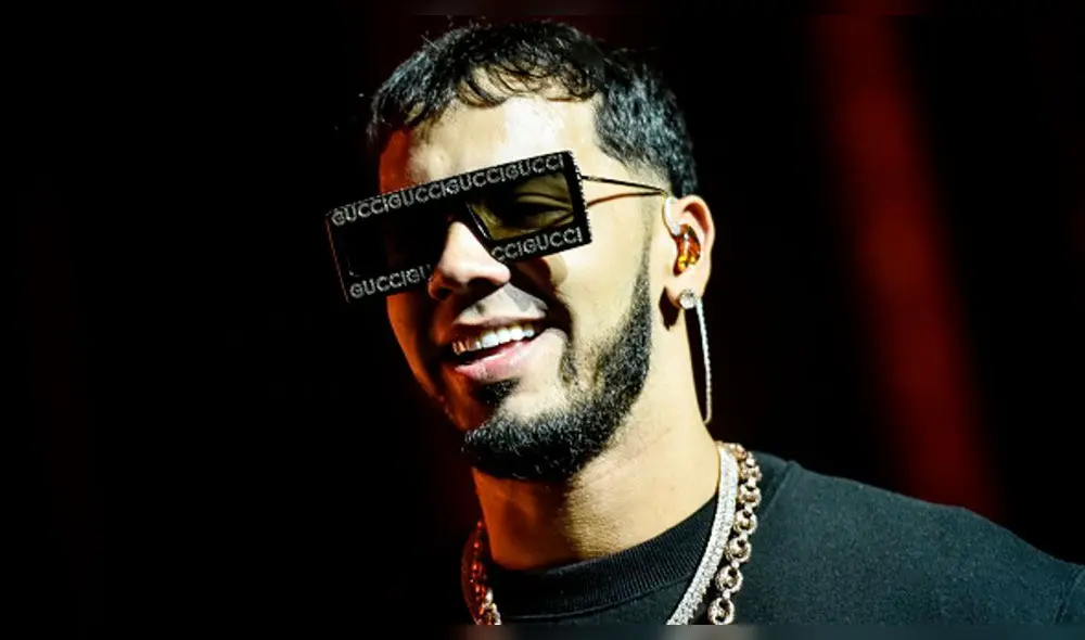 Anuel AA presenta en concierto a su mini doble de 9 años [VIDEO]