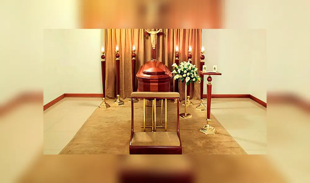 Conductor de auto fúnebre deja caer ataúd y avanza varios metros si darse cuenta