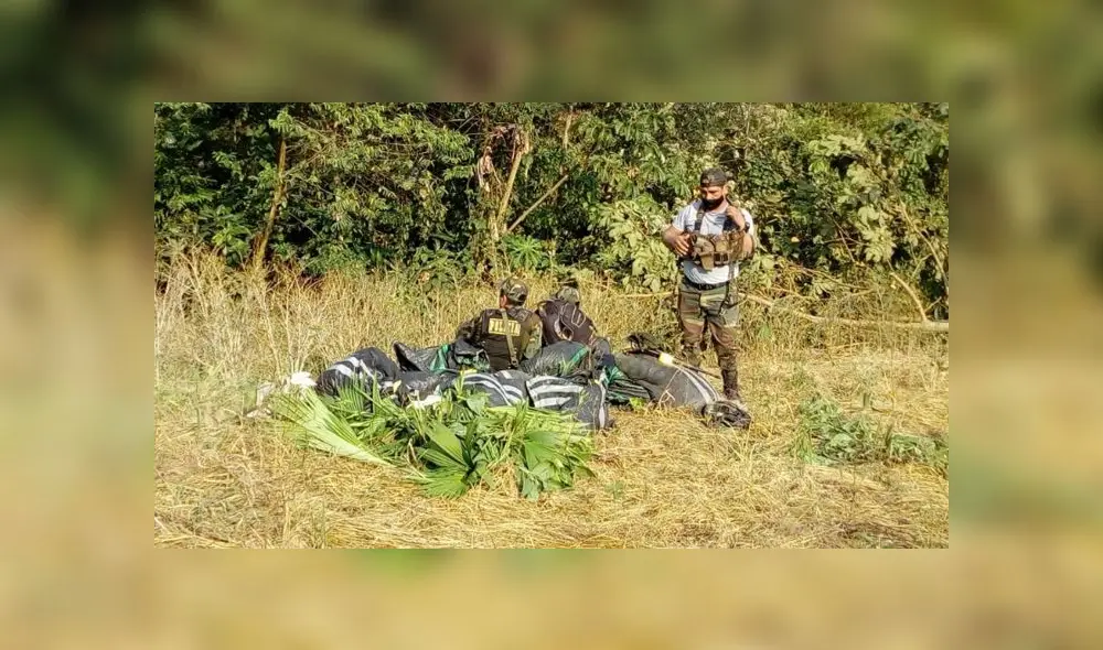 Se incautó 400 kilos de alcaloide de cocaína, armas de fuego, municiones, así como dos toneladas de acetonas, 50 kilos de ácido sulfámico, herramientas y utensilios para la producción de estupefacientes. (Foto: Frente Policial Vraem)