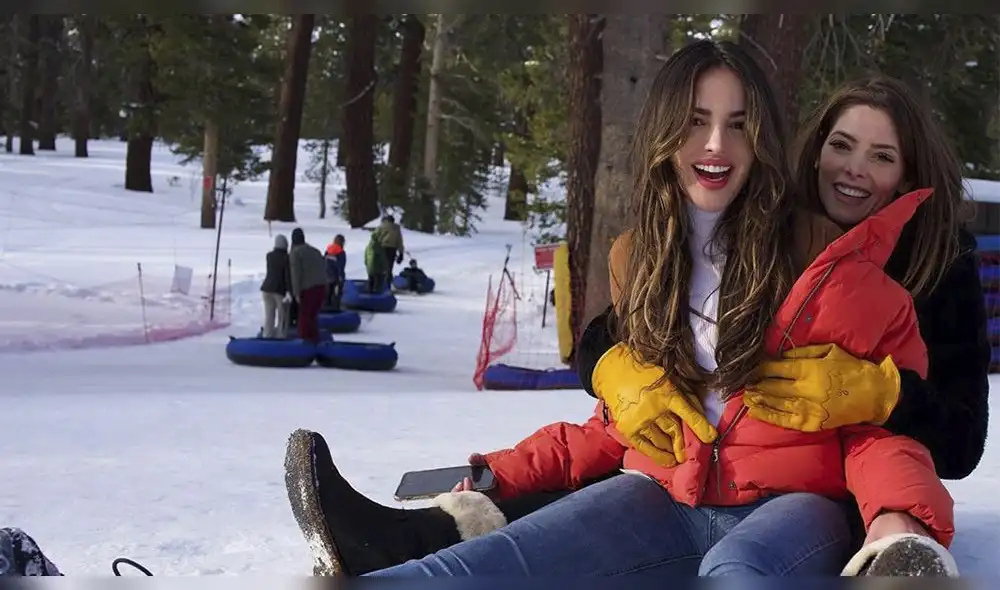 Las actrices celebraron el 2020 junto a un grupo de amigos.