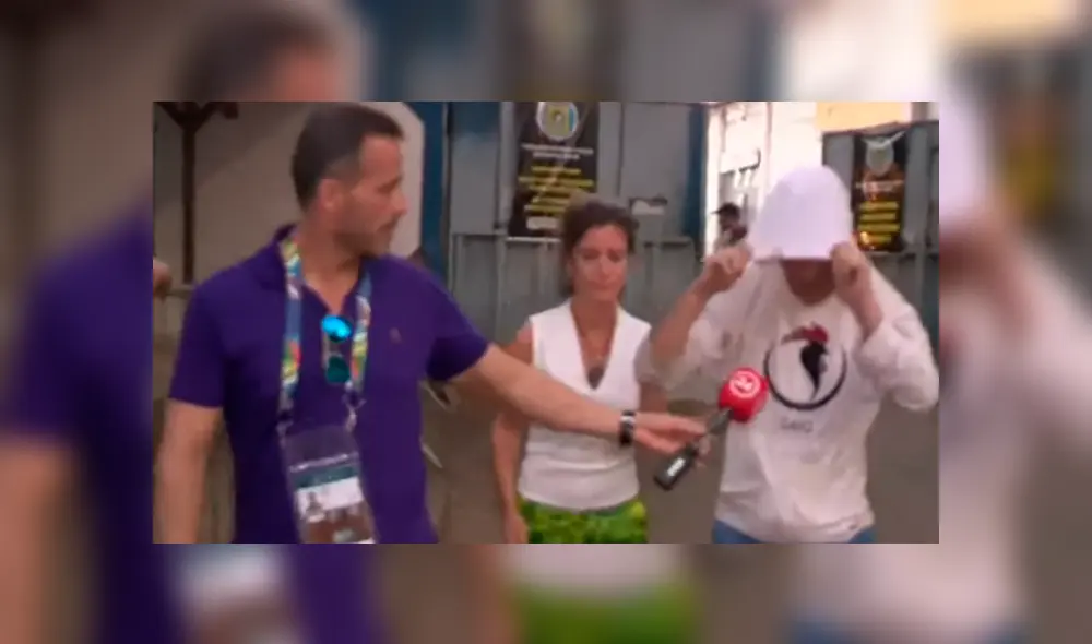 El "hombre pollo" lanzó fuertes calificativos contra los chilenos tras ser pateado por Gonzalo Jara. El "hombre pollo" lanzó fuertes calificativos contra los chilenos tras ser pateado por Gonzalo Jara.