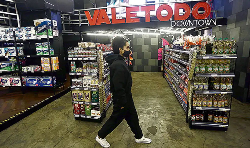 Cambio. Desde hace unas semanas la discoteca Vale Todo decidió reabrir sus puertas bajo el nombre de Downtown Market, manteniendo la esencia de los drag queens en el trato al cliente. (Foto: Marco Cotrina) Cambio. Desde hace unas semanas la discoteca Vale Todo decidió reabrir sus puertas bajo el nombre de Downtown Market, manteniendo la esencia de los drag queens en el trato al cliente. (Foto: Marco Cotrina)