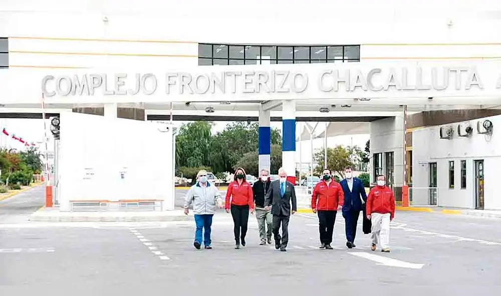 necesiDAD. Extranjeros tratan de ingresar a Chile desde Tacna.