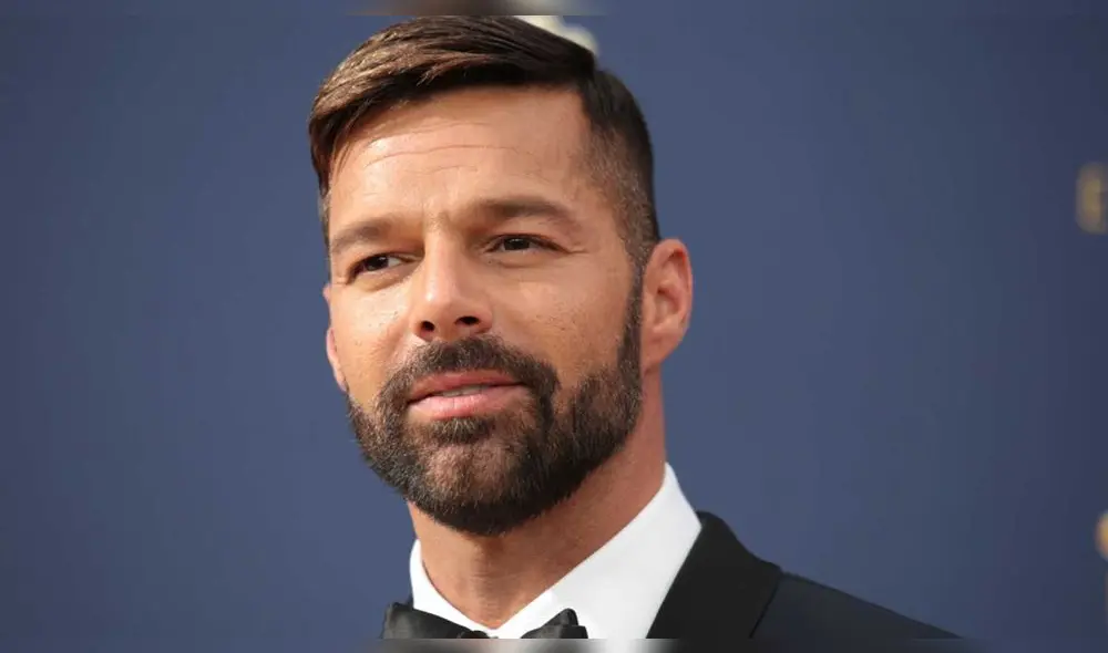 El cantante comenzó su carrera musical como cantante de un grupo juvenil en los años 80 llamado “Menudo”.