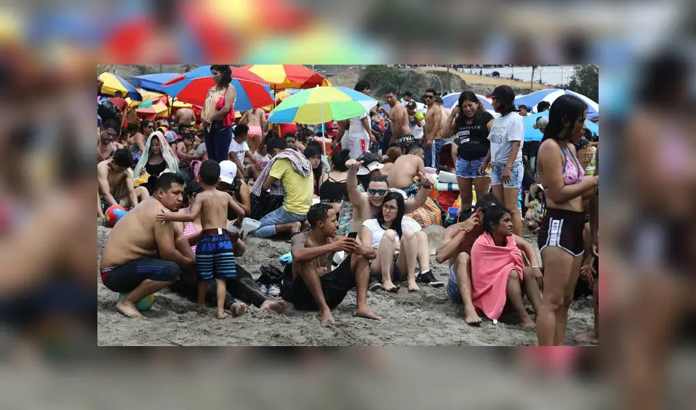 Agua Dulce se vio repleta de personas, quienes llegaron con sombrillas y muchas ganas de pasar el primer día del año. (Foto: Jorge Cerdán / La República)