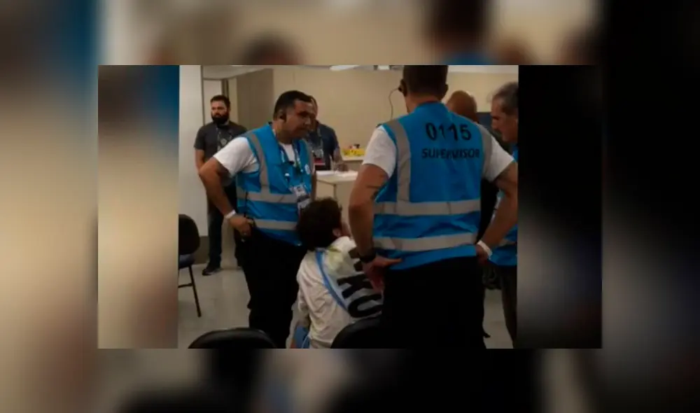 El "hombre pollo" lanzó fuertes calificativos contra los chilenos tras ser pateado por Gonzalo Jara. El "hombre pollo" lanzó fuertes calificativos contra los chilenos tras ser pateado por Gonzalo Jara.