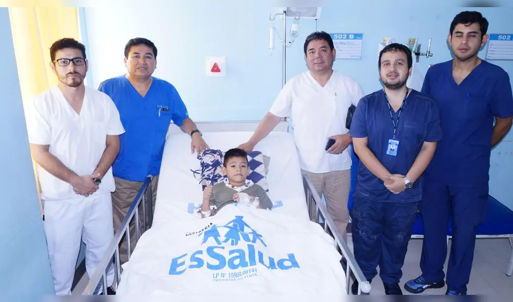 Médicos extirparon cálculos uretrales a niño