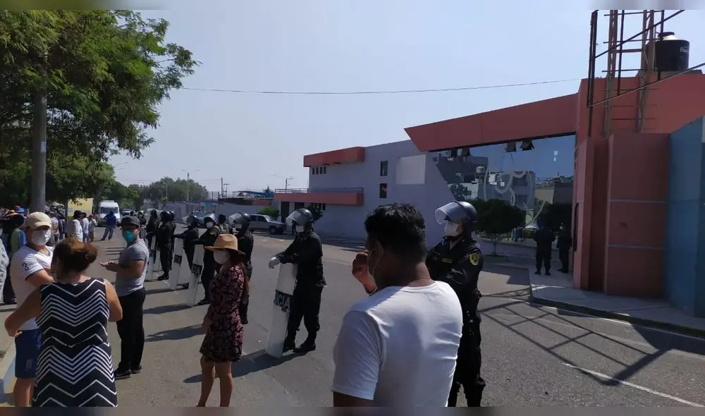 Vecinos protestaron frente al recinto deportivo en Tacna.