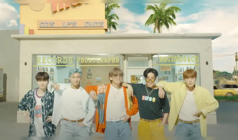 Desliza para ver más fotos del MV "Dynamite" de BTS. Créditos: Big Hit Entertainment Desliza para ver más fotos del MV "Dynamite" de BTS. Créditos: Big Hit Entertainment