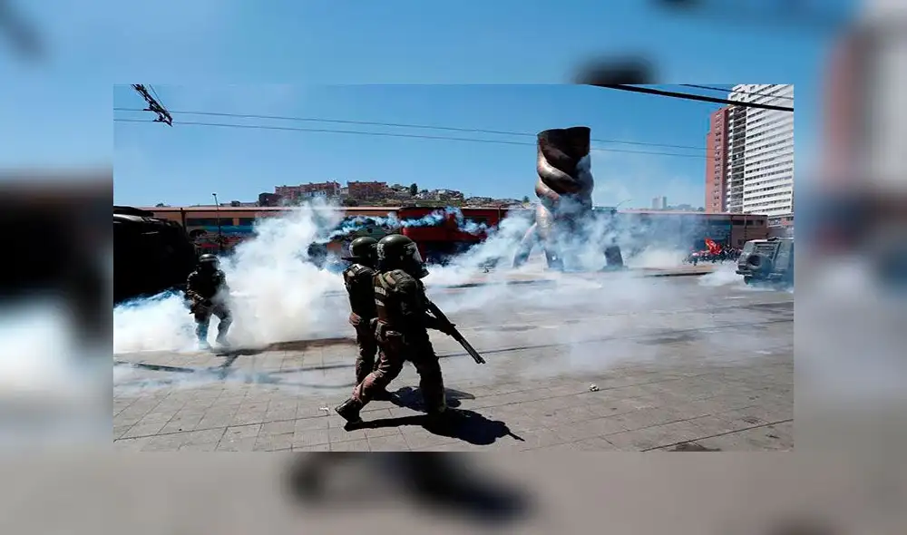 En las afueras del Congreso Nacional se registró este viernes un enfrentamiento que obligó a evacuarlo. Foto: EFE En las afueras del Congreso Nacional se registró este viernes un enfrentamiento que obligó a evacuarlo. Foto: EFE
