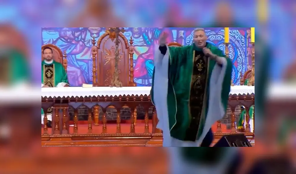 El sacerdote cayó ante el desconcierto de los feligreses. Captura de video. El sacerdote cayó ante el desconcierto de los feligreses. Captura de video.