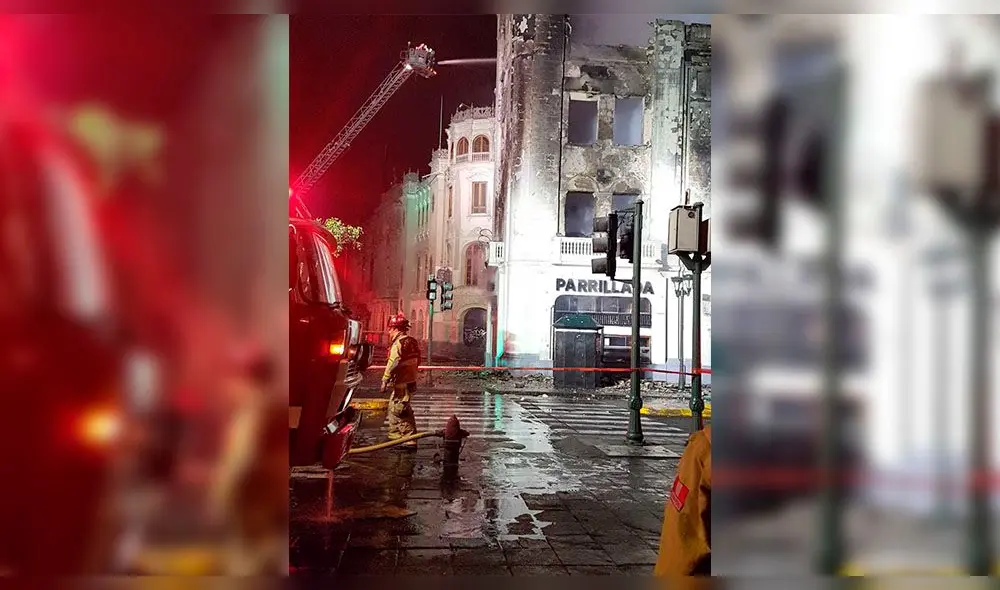 Cercado: Bomberos controlan incendio en edificio histórico de Plaza San Martín [VIDEO] 