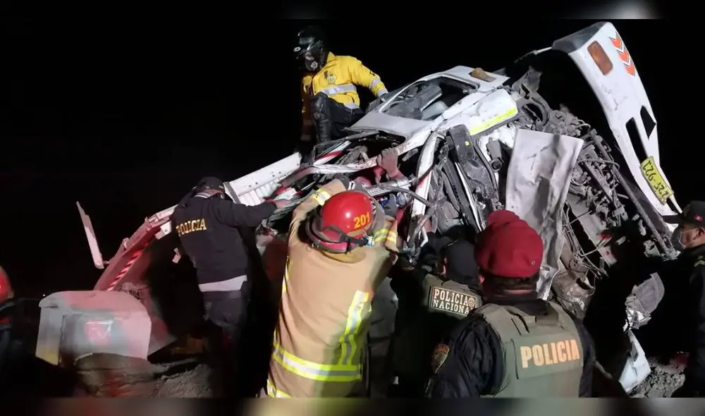 Bomberos, policías y serenos ayudaron con las labores de rescate. Foto: Municipalidad de Mariscal Nieto.