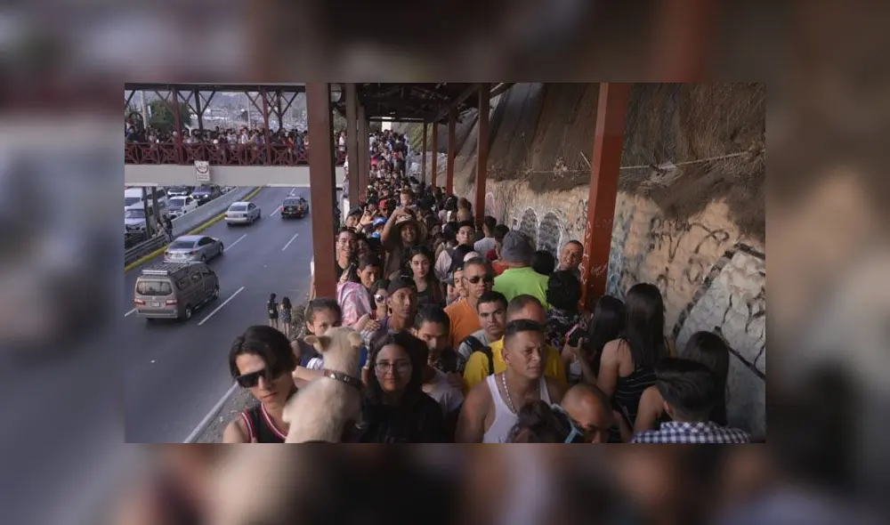 Algunas personas aseguraron que se demoraron en cruzar el puente hasta una hora. (Foto: Javier Quispe / La República) Algunas personas aseguraron que se demoraron en cruzar el puente hasta una hora. (Foto: Javier Quispe / La República)