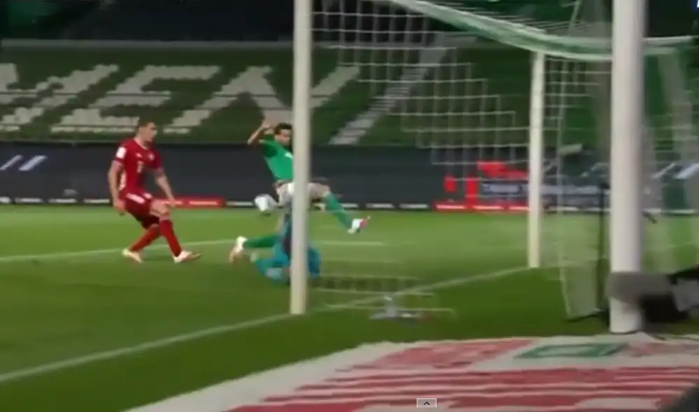 Pizarro pudo empatar para Werder Bremen, pero Neuer impidió la caída de su arco y le dio la victoria y el título al Bayern Múnich. Foto: Captura TV/Fox Sports. Pizarro pudo empatar para Werder Bremen, pero Neuer impidió la caída de su arco y le dio la victoria y el título al Bayern Múnich. Foto: Captura TV/Fox Sports.