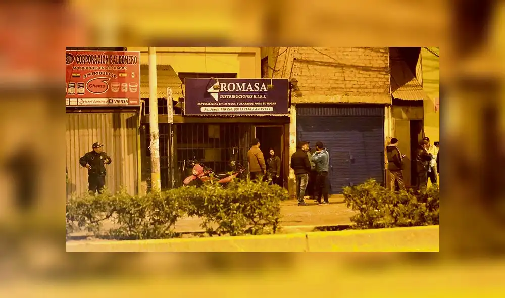 Jueves 27 de junio. Serenos vigilan que no se retire tapiado de La Pocha pero otros locales siguen funcionando. Jueves 27 de junio. Serenos vigilan que no se retire tapiado de La Pocha pero otros locales siguen funcionando.