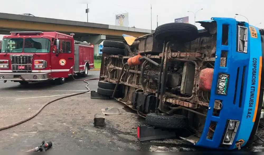 La cúster que cubre la ruta Callao-Callao llevó la peor parte tras volcarse y sus pasajeros resultar heridos. (Foto: Carlos Contreras / La República) La cúster que cubre la ruta Callao-Callao llevó la peor parte tras volcarse y sus pasajeros resultar heridos. (Foto: Carlos Contreras / La República)