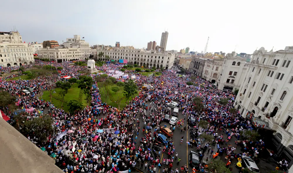 Opositores a la igualdad de género marcharon, pero no llenaron la plaza San Martín Opositores a la igualdad de género marcharon, pero no llenaron la plaza San Martín