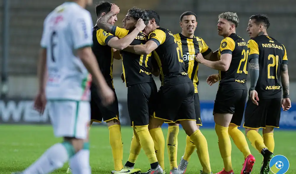 Peñarol consiguió su segundo triunfo en el torneo y subió hasta el cuarto lugar de la tabla. Foto: @futbolcarve850 Peñarol consiguió su segundo triunfo en el torneo y subió hasta el cuarto lugar de la tabla. Foto: @futbolcarve850