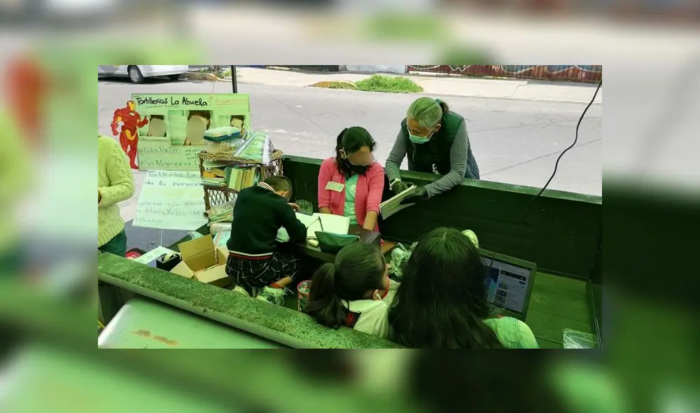 Niños durante una clase en la camioneta "Rinconcito de la Esperanza". Foto: Facebook. Niños durante una clase en la camioneta "Rinconcito de la Esperanza". Foto: Facebook.
