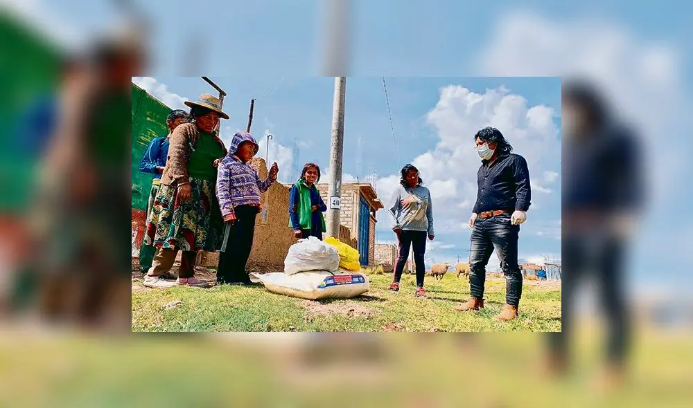 entrega. Morales entrega víveres de primera necesidad a sus paisanos.