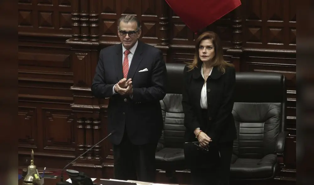 30.09.19 ALDAIR MEJIA 

EL MISMO DIA QUE EL PRESIDENTE VIZCARRA DISOLVIO EL CONGRESO MERCEDES ARAOZ JURAMENTO EN EL CONGRESO DE LA REPUBLICA COMO PRESIDENTA ESTUVO ACOMPAÑADO CON PEDRO OLAECHEA PRESIDENTE DEL CONGRESO