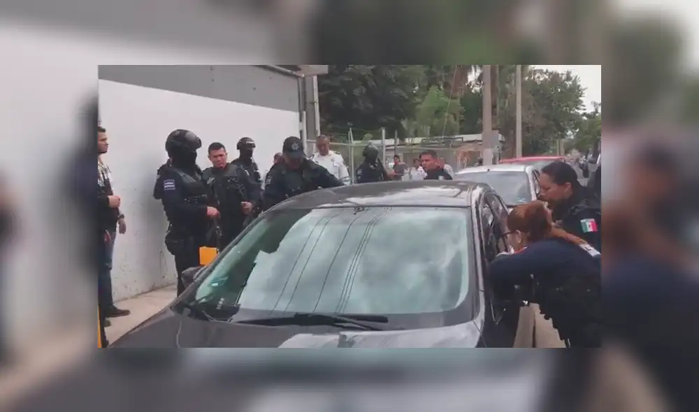 México: mujer encierra a su hija en carro para poder entrar a un bar México: mujer encierra a su hija en carro para poder entrar a un bar