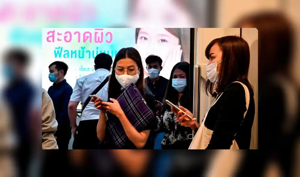 Pasajeros con máscaras faciales en medio de la propagación del nuevo coronavirus abordan un tren de cercanías. Foto: AFP. Pasajeros con máscaras faciales en medio de la propagación del nuevo coronavirus abordan un tren de cercanías. Foto: AFP.