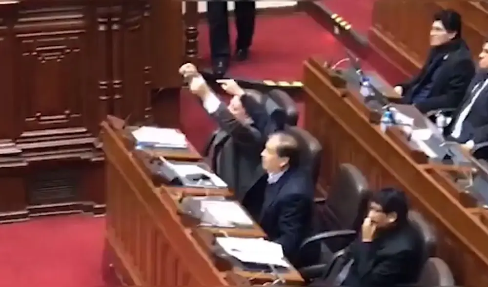 Arana mostró esposas a Becerril durante debate por caso Chávarry Arana mostró esposas a Becerril durante debate por caso Chávarry