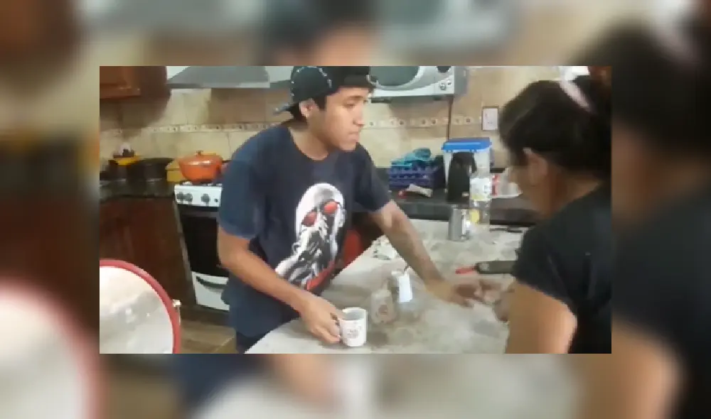 Desliza las imágenes para ver más fotos de la divertida escena entre un joven y su madre. Desliza las imágenes para ver más fotos de la divertida escena entre un joven y su madre.