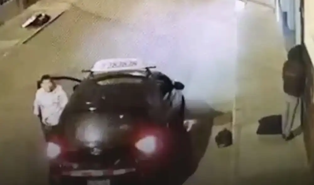 Taxista se estacionó al costado del hombre. Foto: captura video Macro Norte Taxista se estacionó al costado del hombre. Foto: captura video Macro Norte