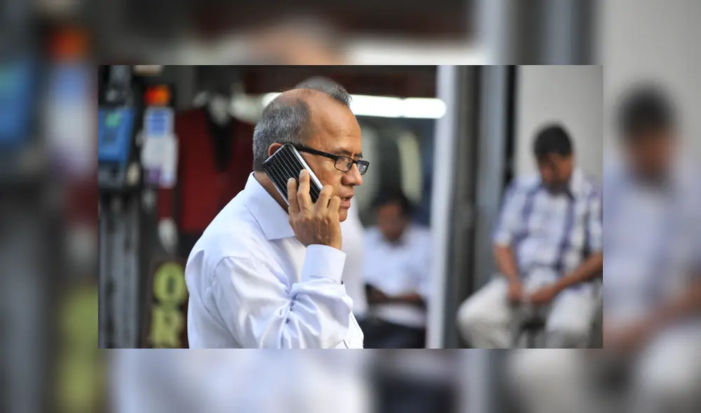 hablando por teléfono hablando por teléfono