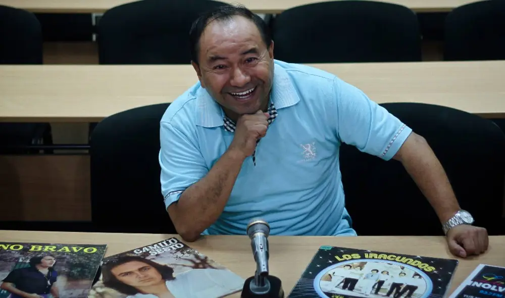 Koky Salgado muestra discos de Nino Bravo, Camilo Sesto y Los Iracundos en su programa La hora del lonchecito. | Foto: Juan Ayala (La República)